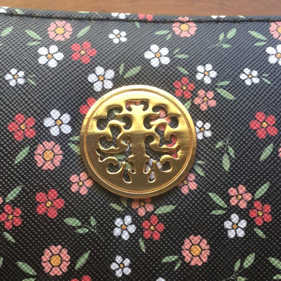 New Floral Wristlet/Wallet - Picture 4 of 6